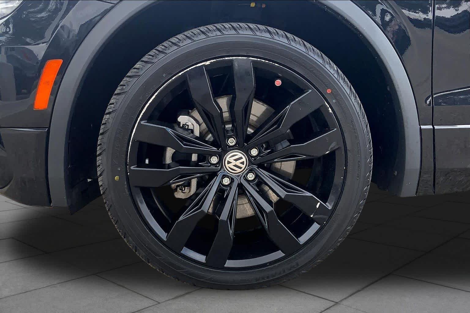 Certified Used 2021 Deep Black Pearl Volkswagen SE R-Line Black image 10