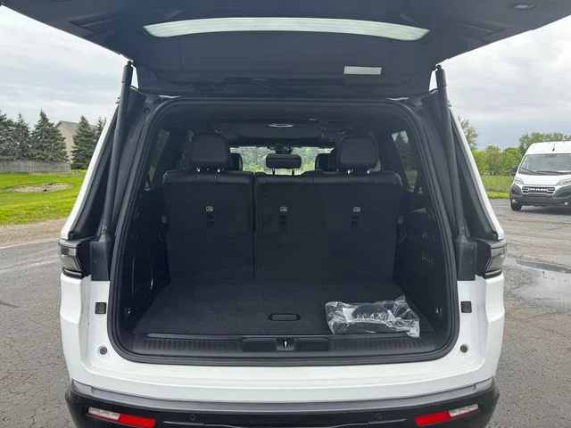 New 2026 Bright White Clear-Coat Exterior Paint Jeep Grand Wagoneer image 18