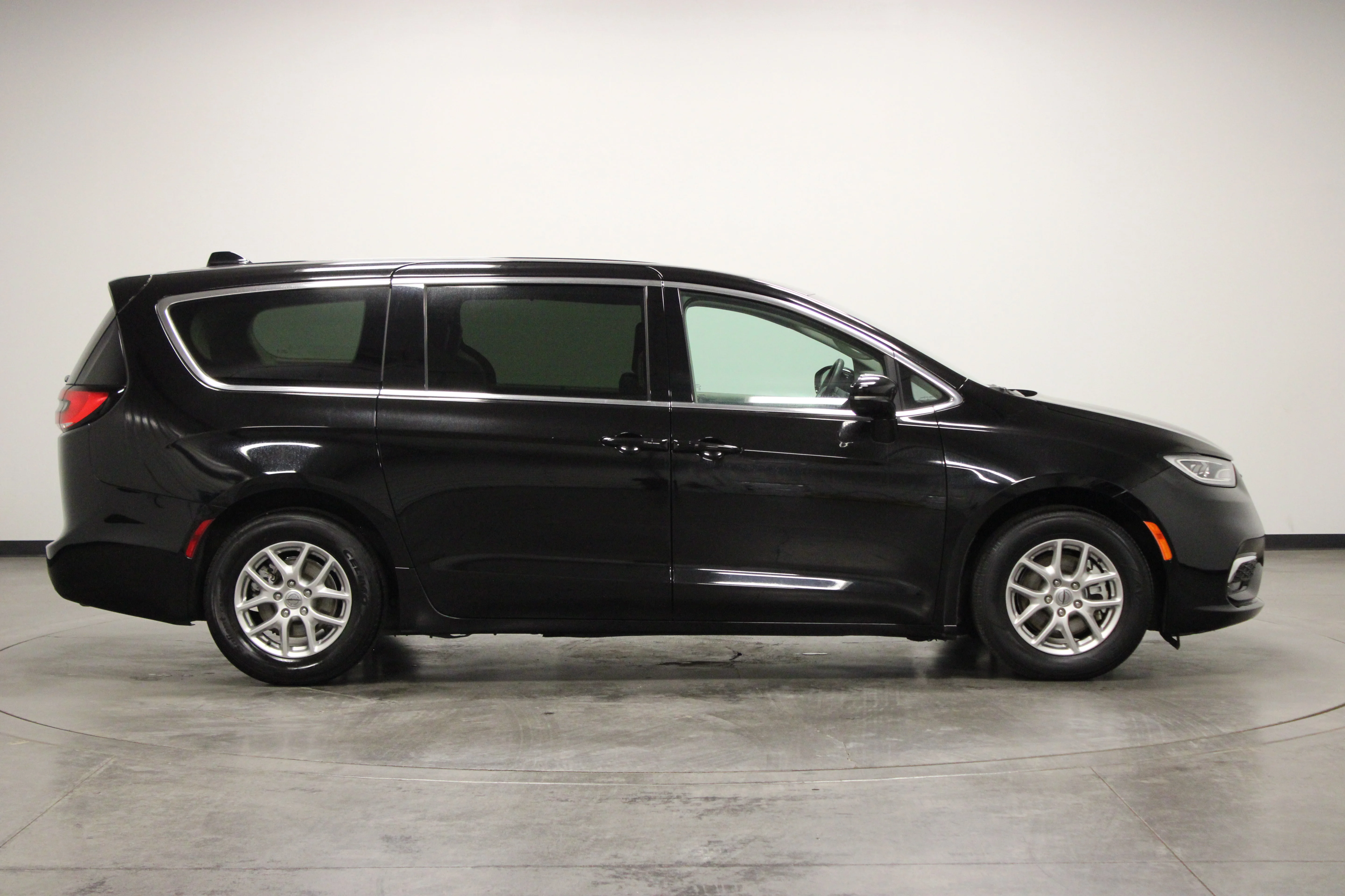 Used 2024 Diamond Black Crystal Pearlcoat Chrysler Touring L image 9