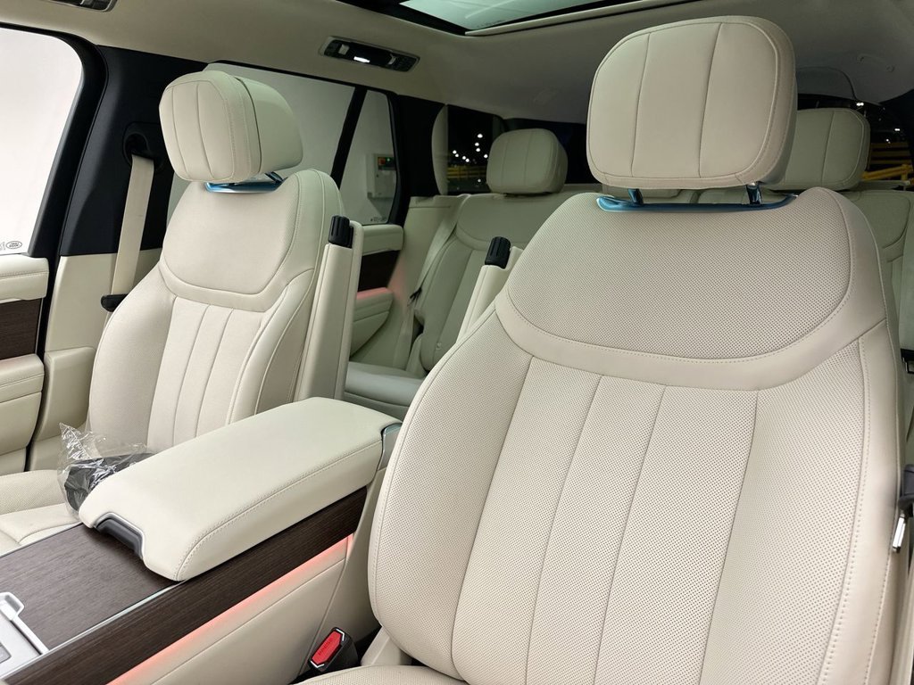 New 2027 Santorini Black Land Rover SE image 10