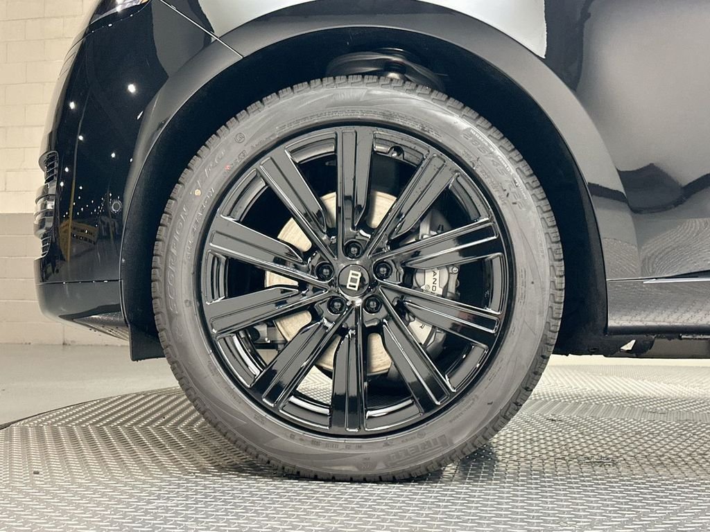 New 2027 Santorini Black Land Rover SE image 5
