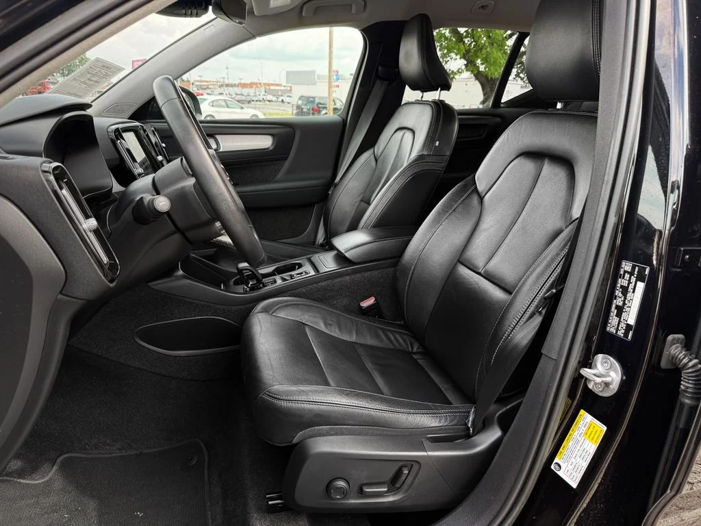 Used 2022 Black Volvo Momentum image 12