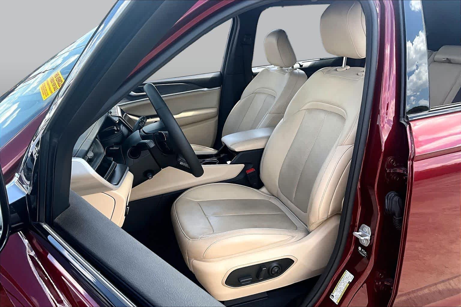 Used 2022 Velvet Red Pearlcoat Jeep  image 8