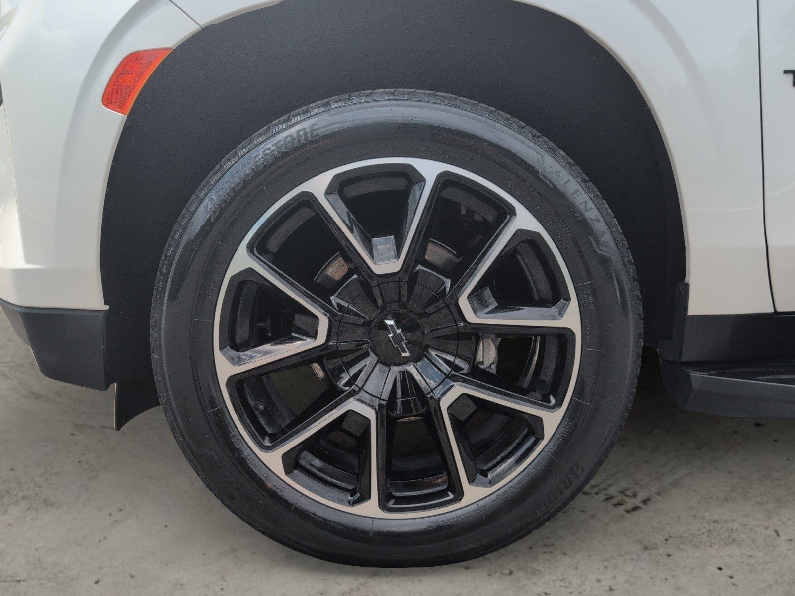 Used 2023 Iridescent Pearl Tricoat Chevrolet RST image 30