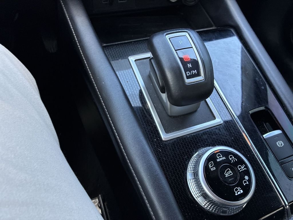 Used 2024 White Mitsubishi SE image 18