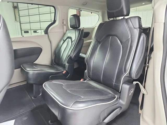 Used 2023 White Chrysler Limited image 12