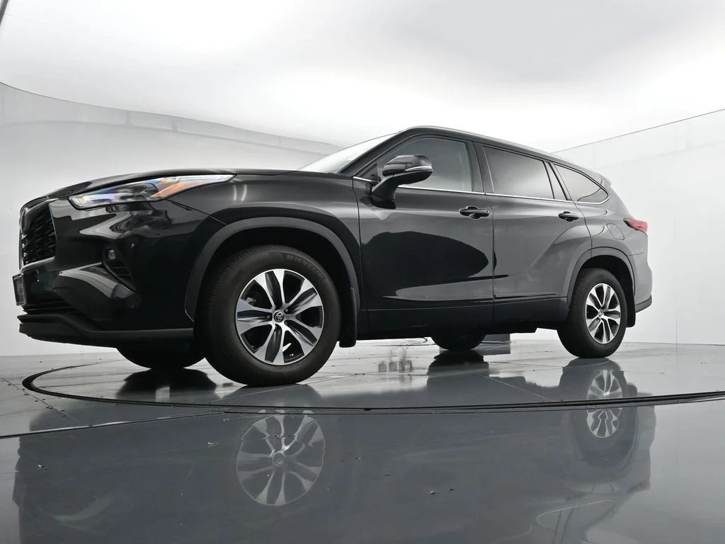 Used 2022 Black Toyota XLE image 29