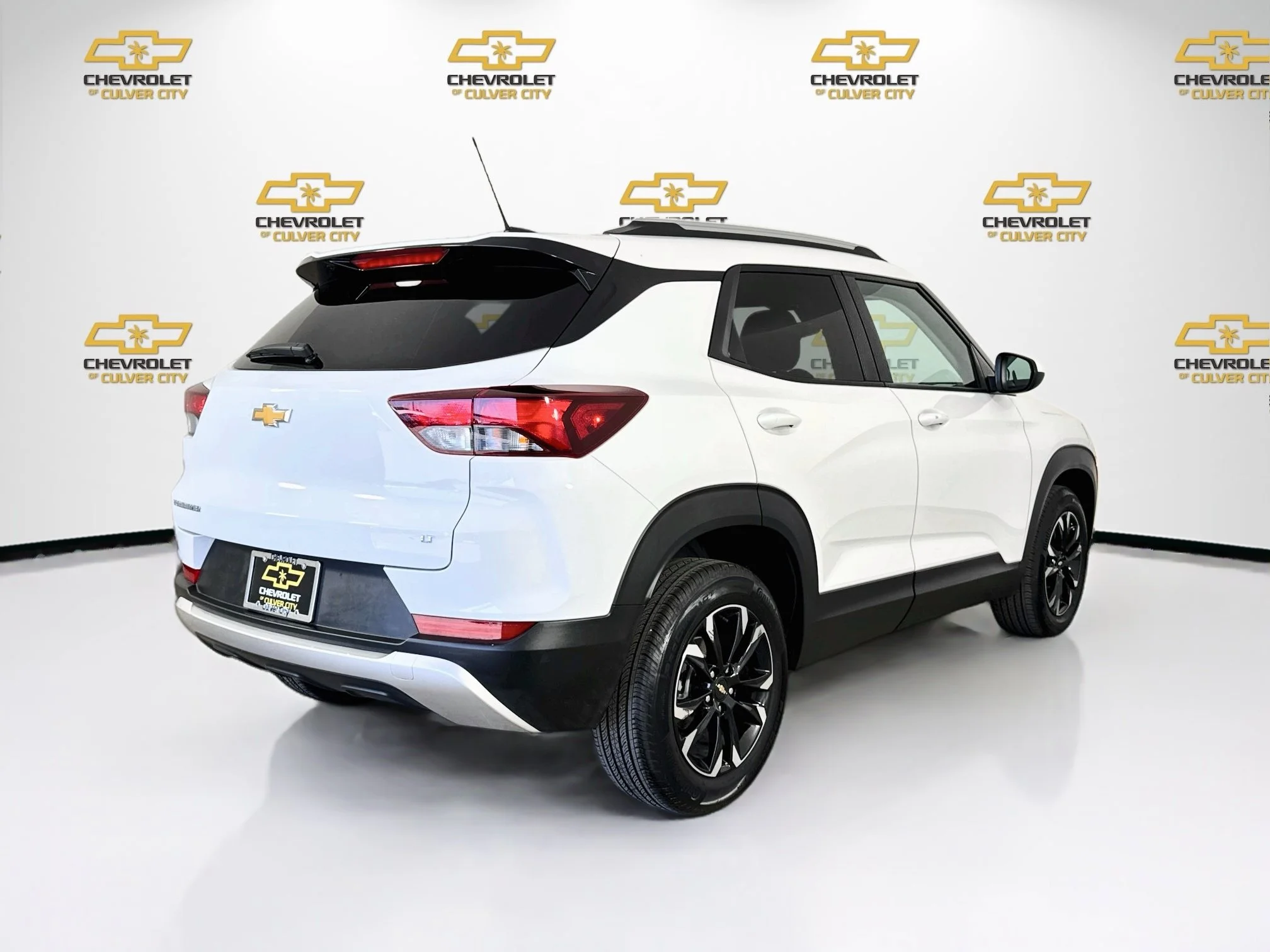 Used 2023 Summit White Chevrolet LT image 8