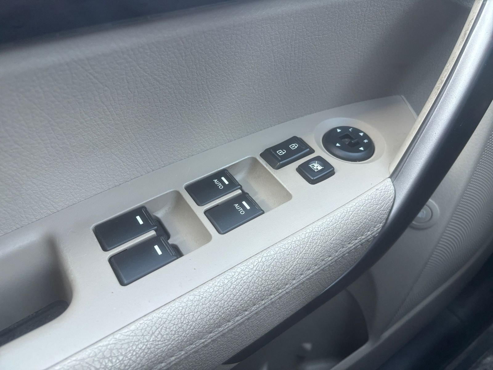 Used 2015 White Kia EX image 20