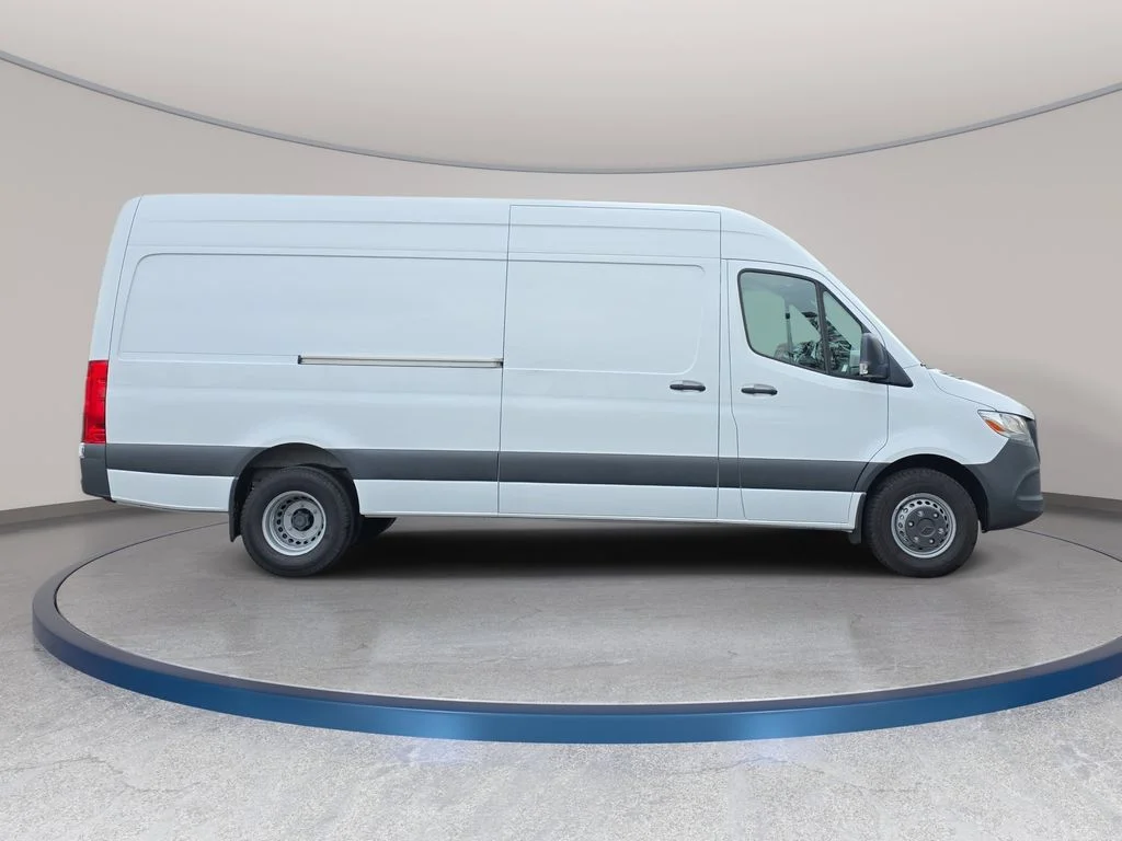 Used 2024  Mercedes-Benz Cargo 170 WB image 5