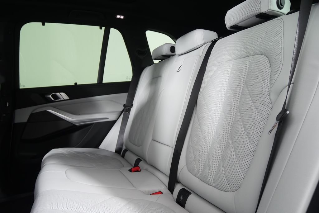 Used 2026 Mineral White Metallic BMW xDrive40i image 15