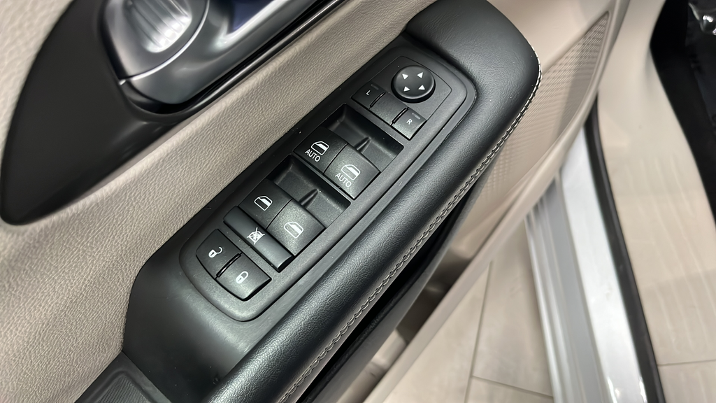 Used 2024 Silver Mist Clearcoat Chrysler Touring L image 21