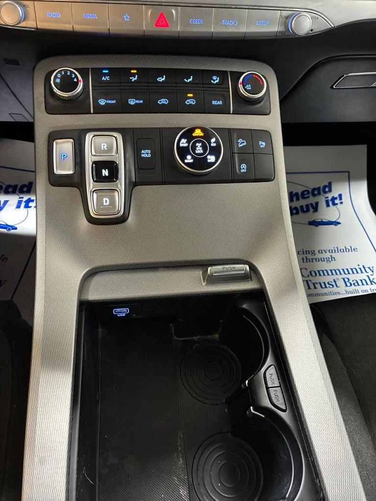 Used 2022 Black Hyundai SE image 19