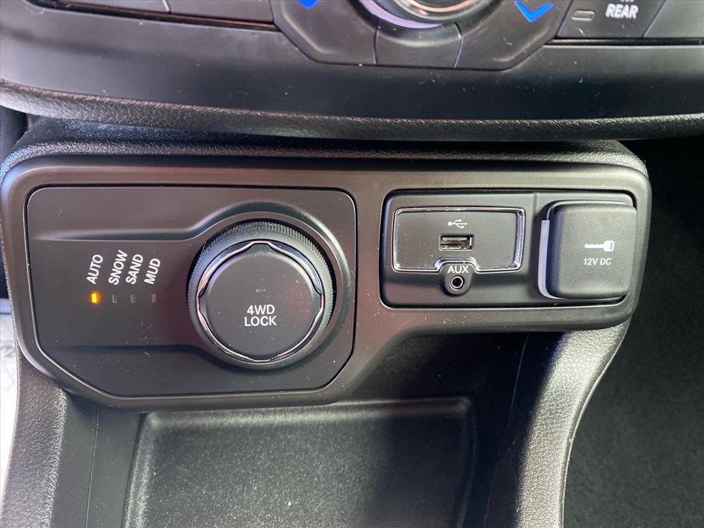 Used 2020 Glacier Metallic Clearcoat Jeep Latitude image 14