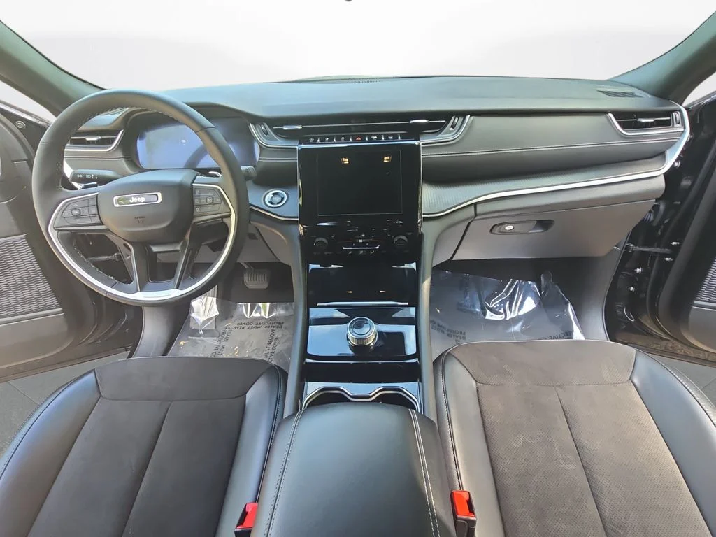 Used 2023 Black Jeep Altitude image 9