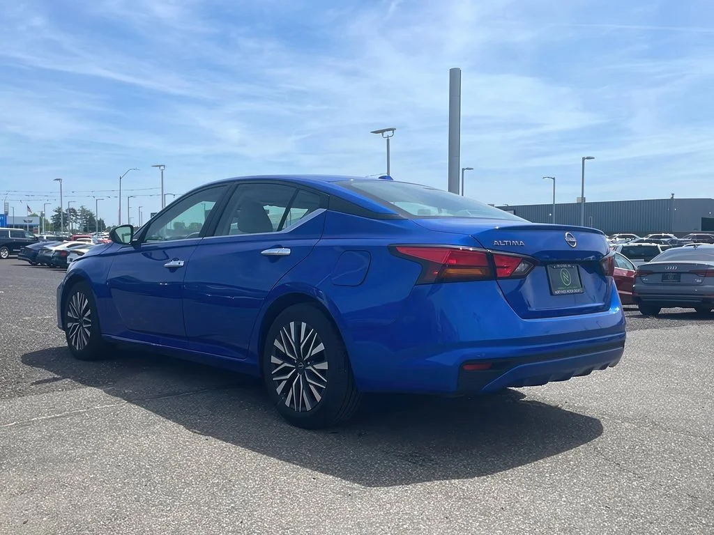 Used 2025 Bluestone Pearl Nissan SV image 5