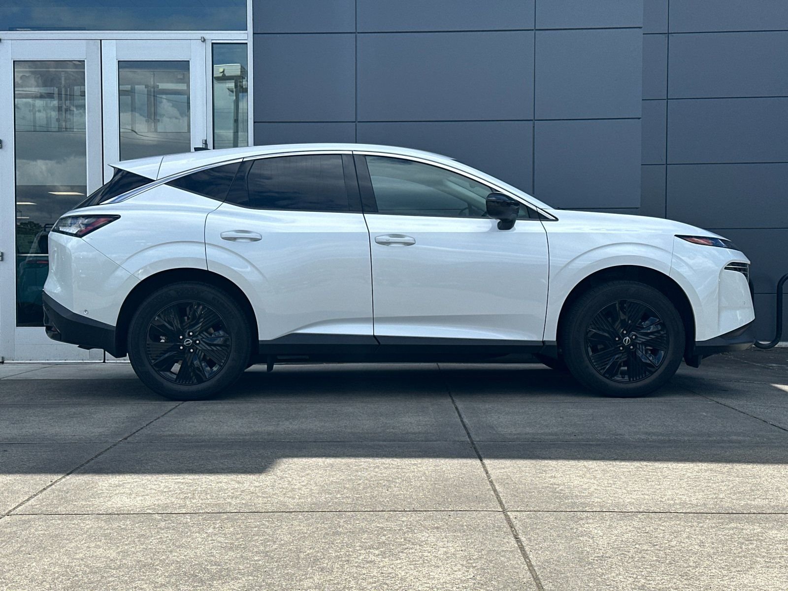 Used 2025 Everest White Pearl Tricoat Nissan SV image 2