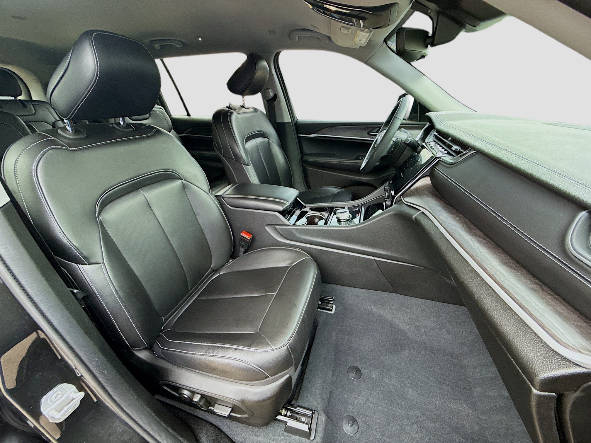 Used 2023 Rocky Mountain Pearlcoat Jeep Limited image 33