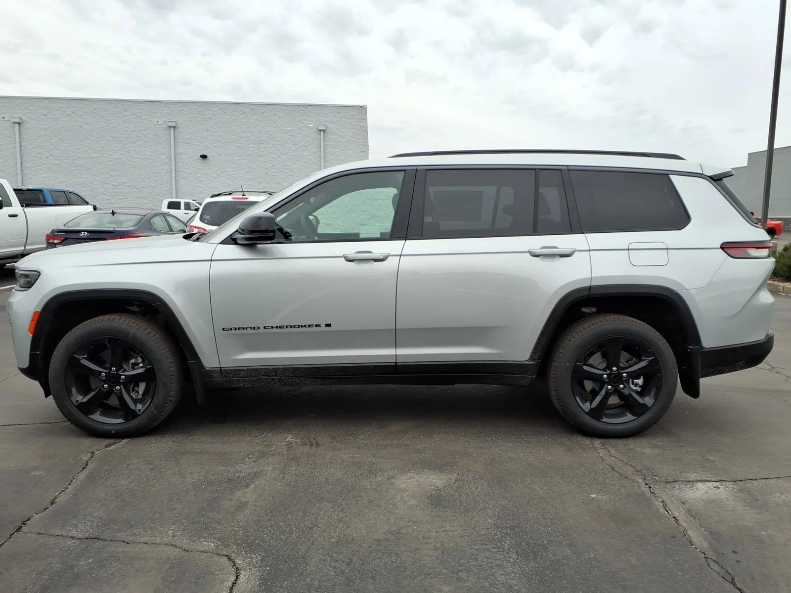 New 2026 Silver Zynith Exterior Paint Jeep Limited image 3