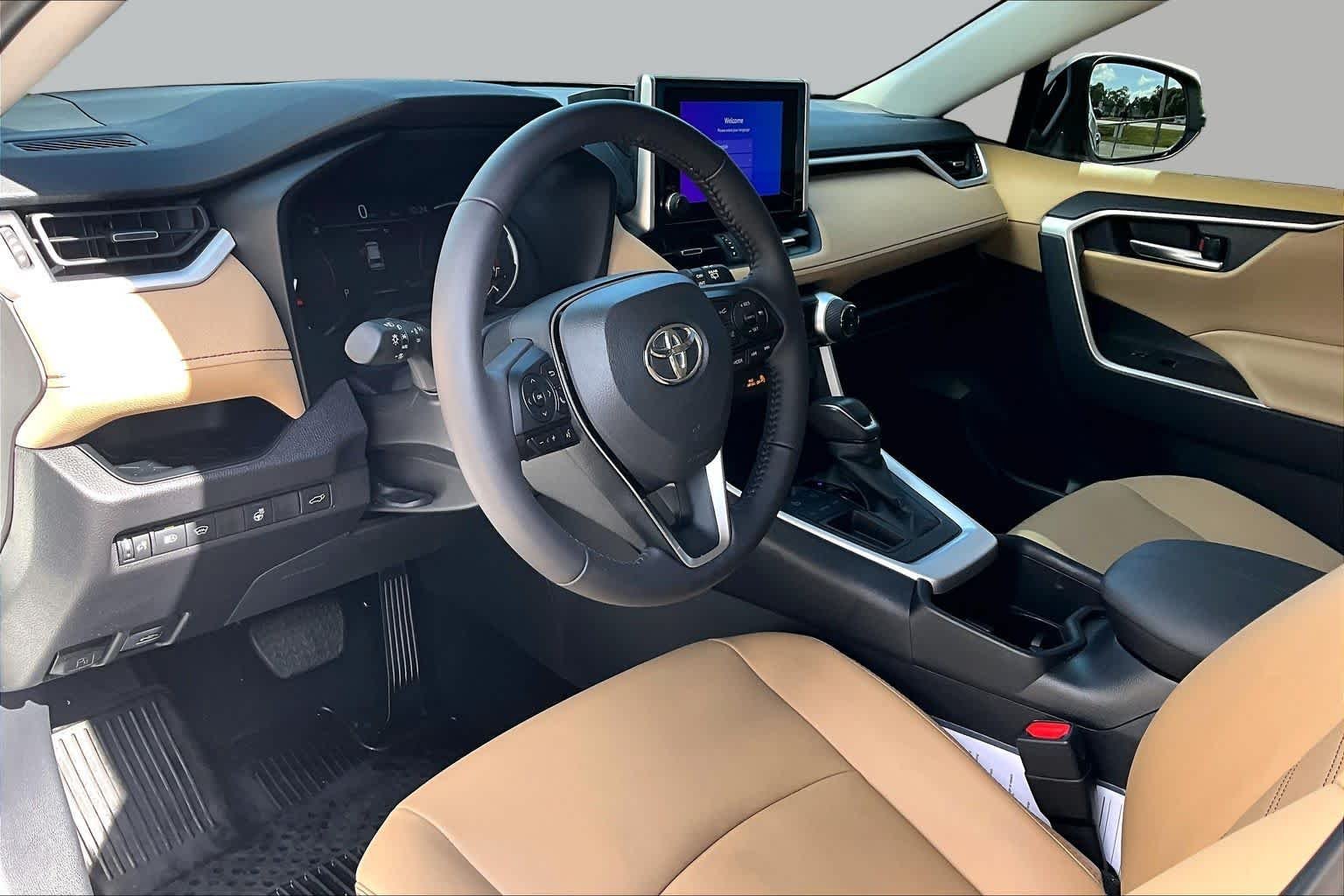Used 2025 Wind Chill Pearl Toyota XLE Premium image 18