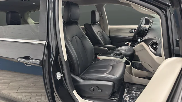Used 2023 Brilliant Black Crystal Pearlcoat Chrysler Touring L image 23