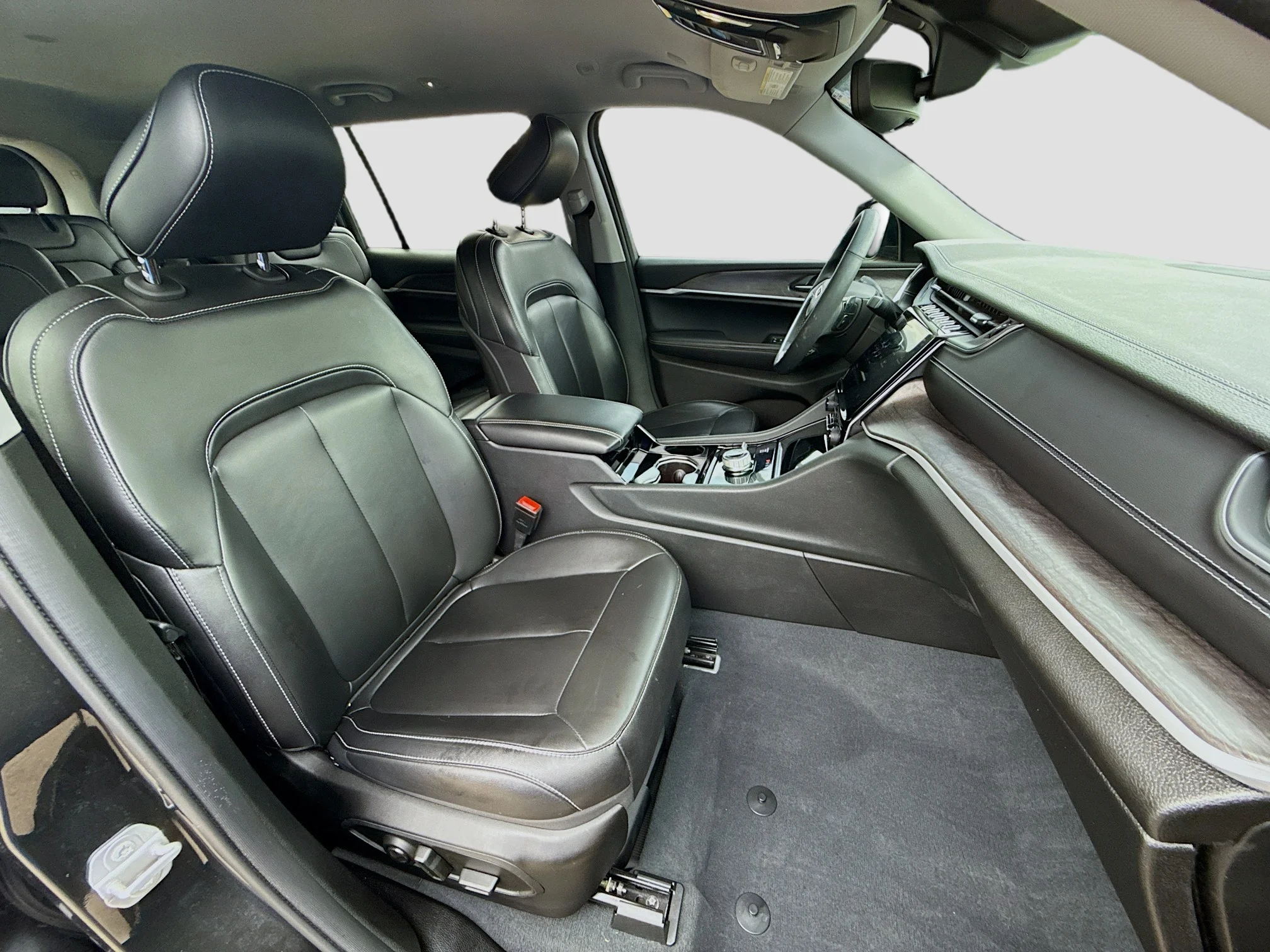 Used 2023 Rocky Mountain Pearlcoat Jeep Limited image 33