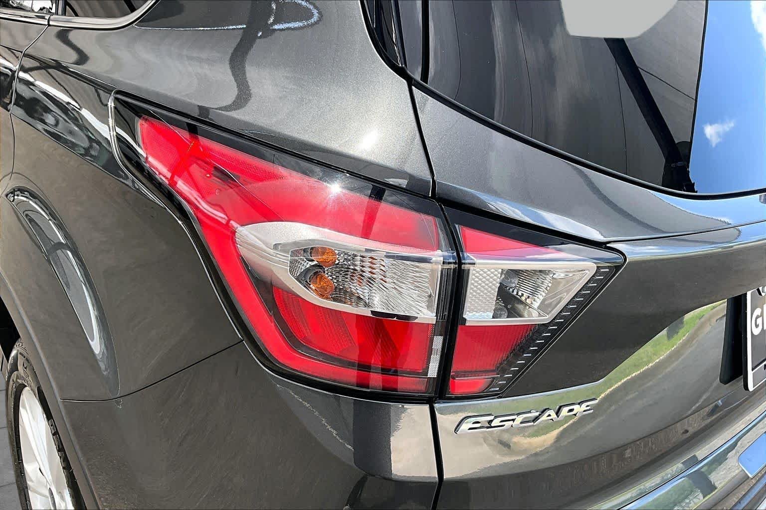 Used 2018 Magnetic Metallic Ford SE image 28