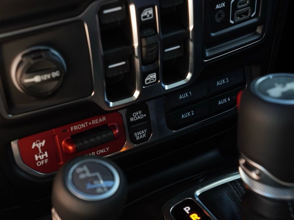 New 2026 Bright White Clear-Coat Exterior Paint Jeep Rubicon image 15