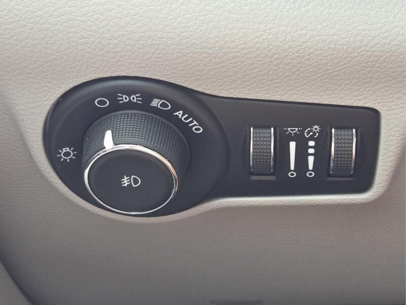 Used 2022 Crystal Metallic JEEP LATITUDE 4X4 image 29