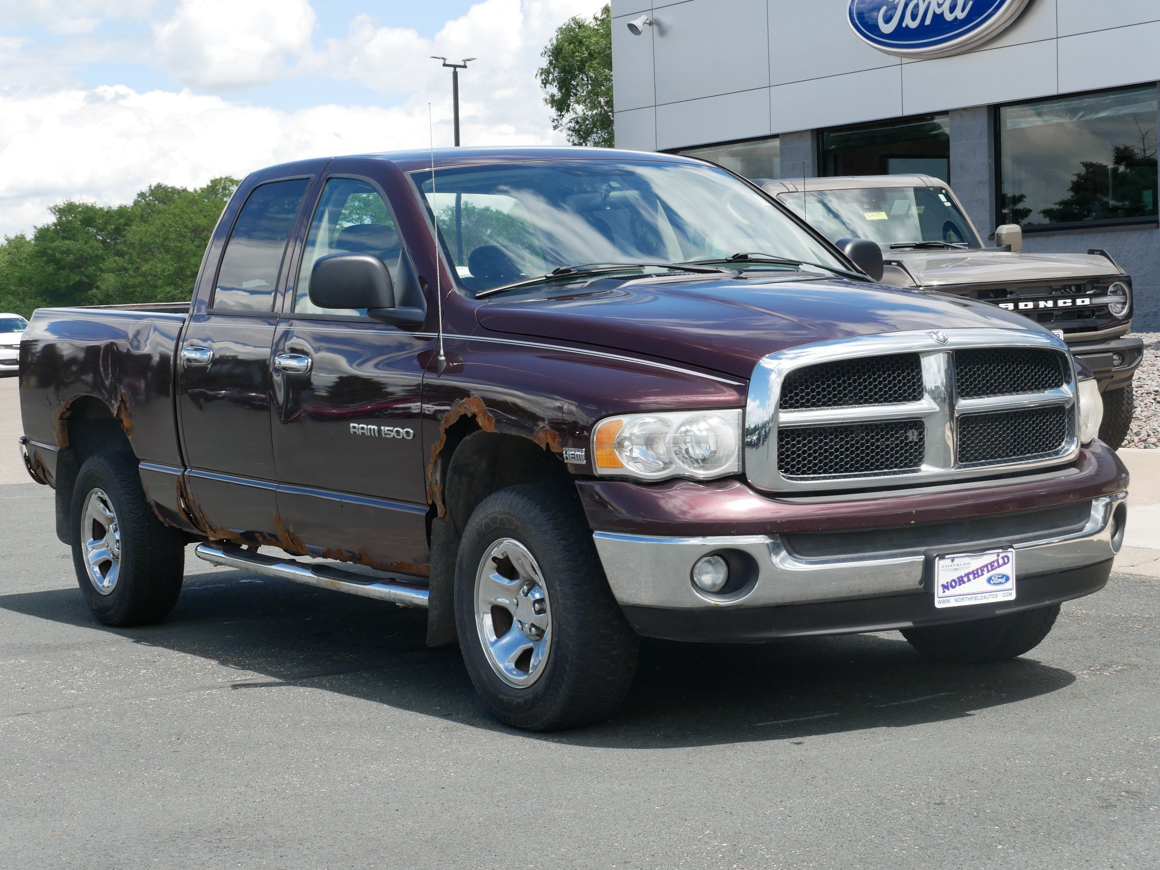 Used 2005 Red Dodge SLT image 2