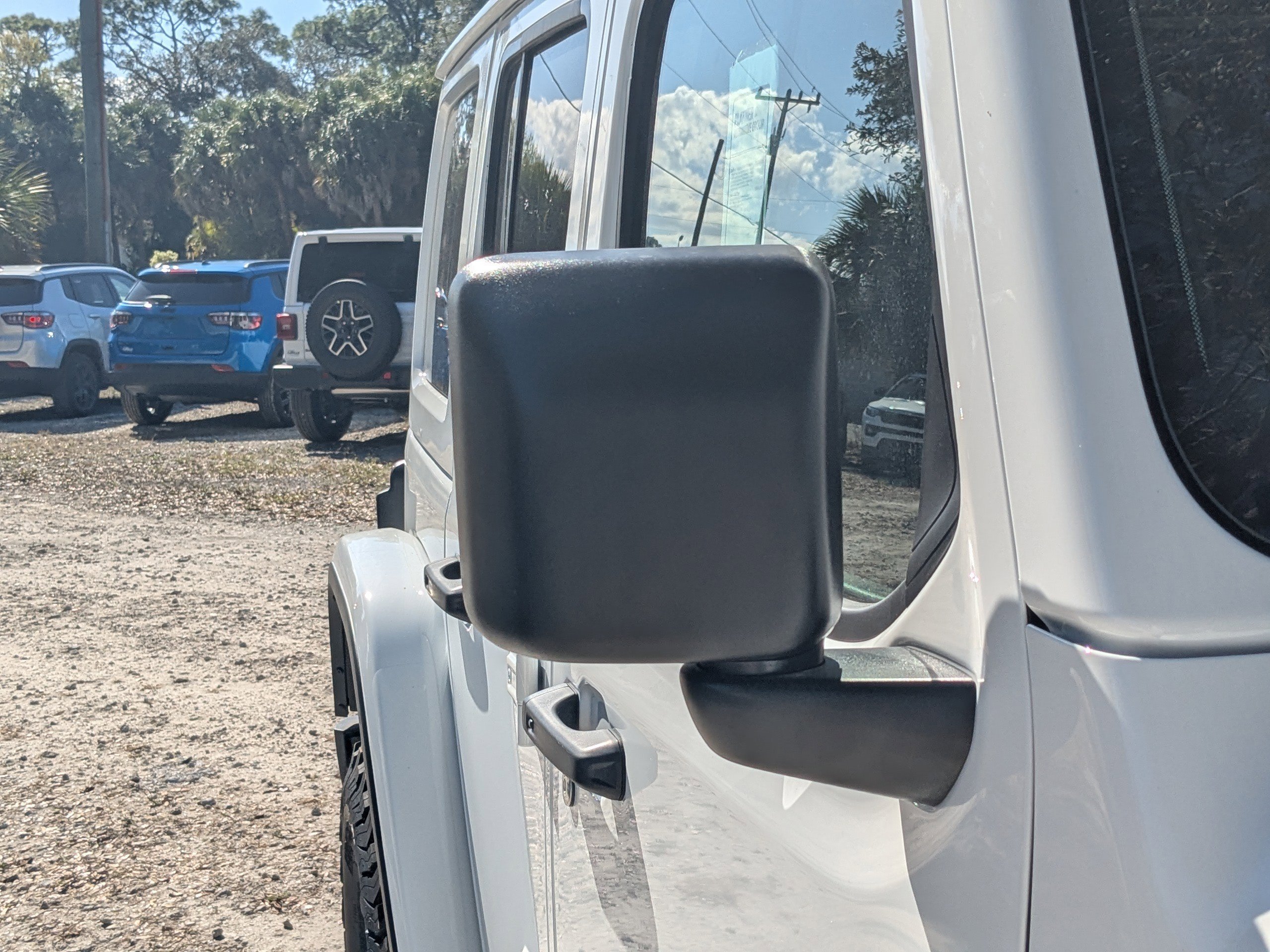 New 2026 Bright White Clear-Coat Exterior Paint Jeep Rubicon image 11