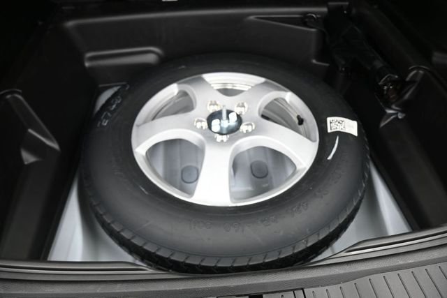 Used 2025 White/off-white Jeep Laredo image 14