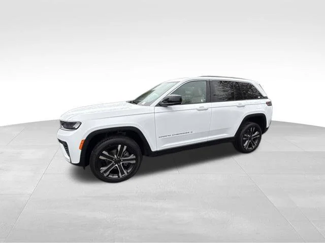New 2027 Bright White Clear-Coat Paint Jeep Limited image 3