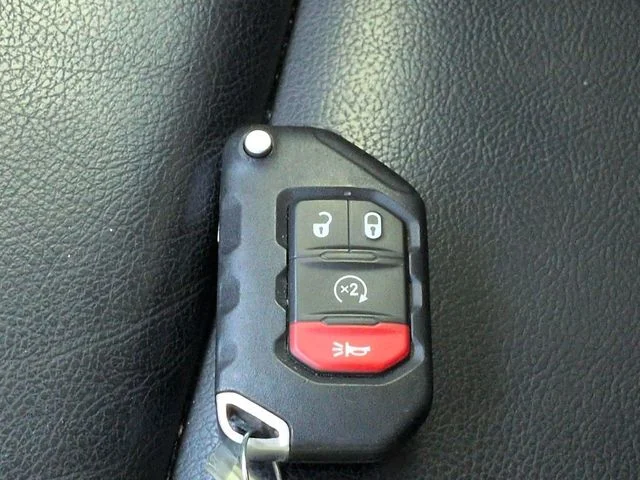 Used 2022 Silver Jeep Mojave image 28