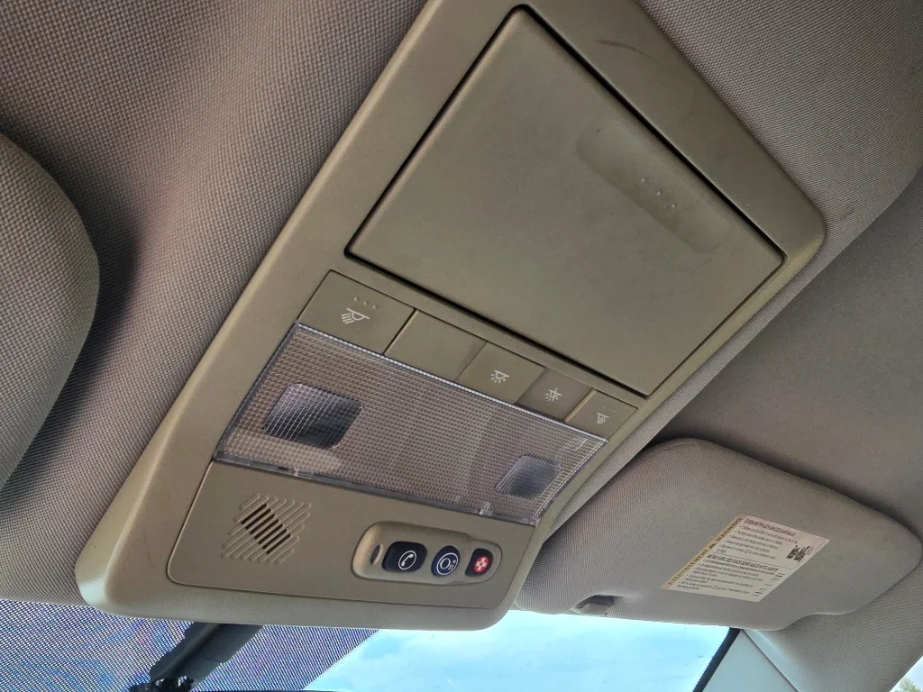 Used 2008 Polar White Saturn XR image 25