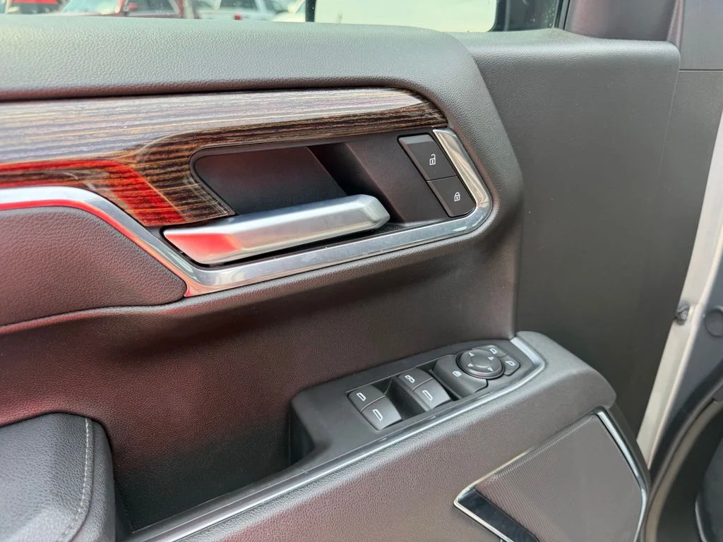Used 2025 Silver GMC Elevation image 14