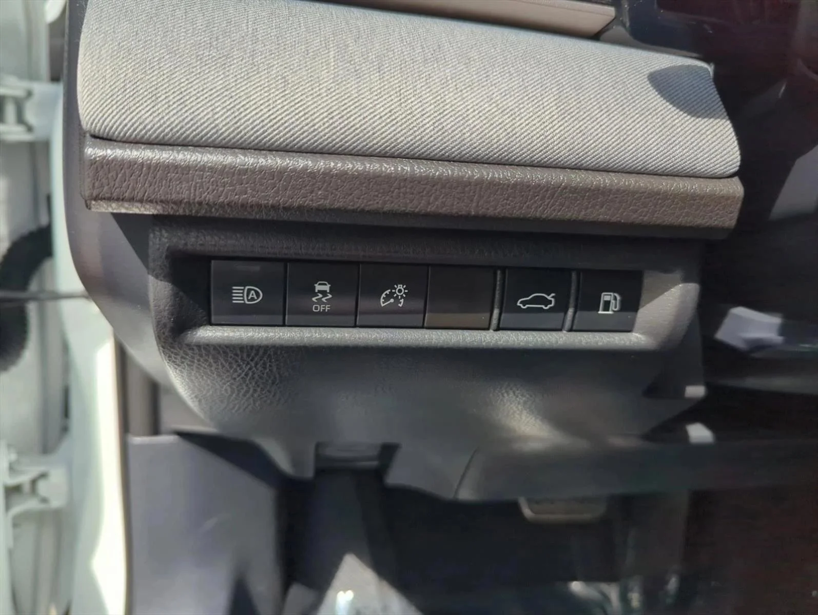 Used 2025 White Toyota LE image 15