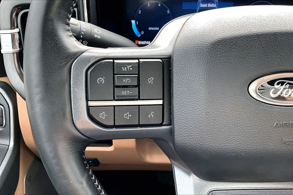 Used 2024  Ford LARIAT image 12