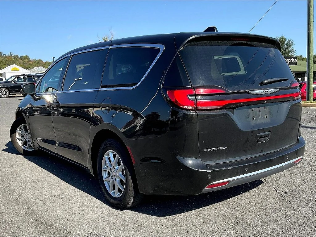Certified Used 2023 Brilliant Black Crystal Pearlcoat Chrysler Touring L image 3