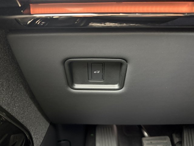 Used 2026 White Land Rover SE image 26