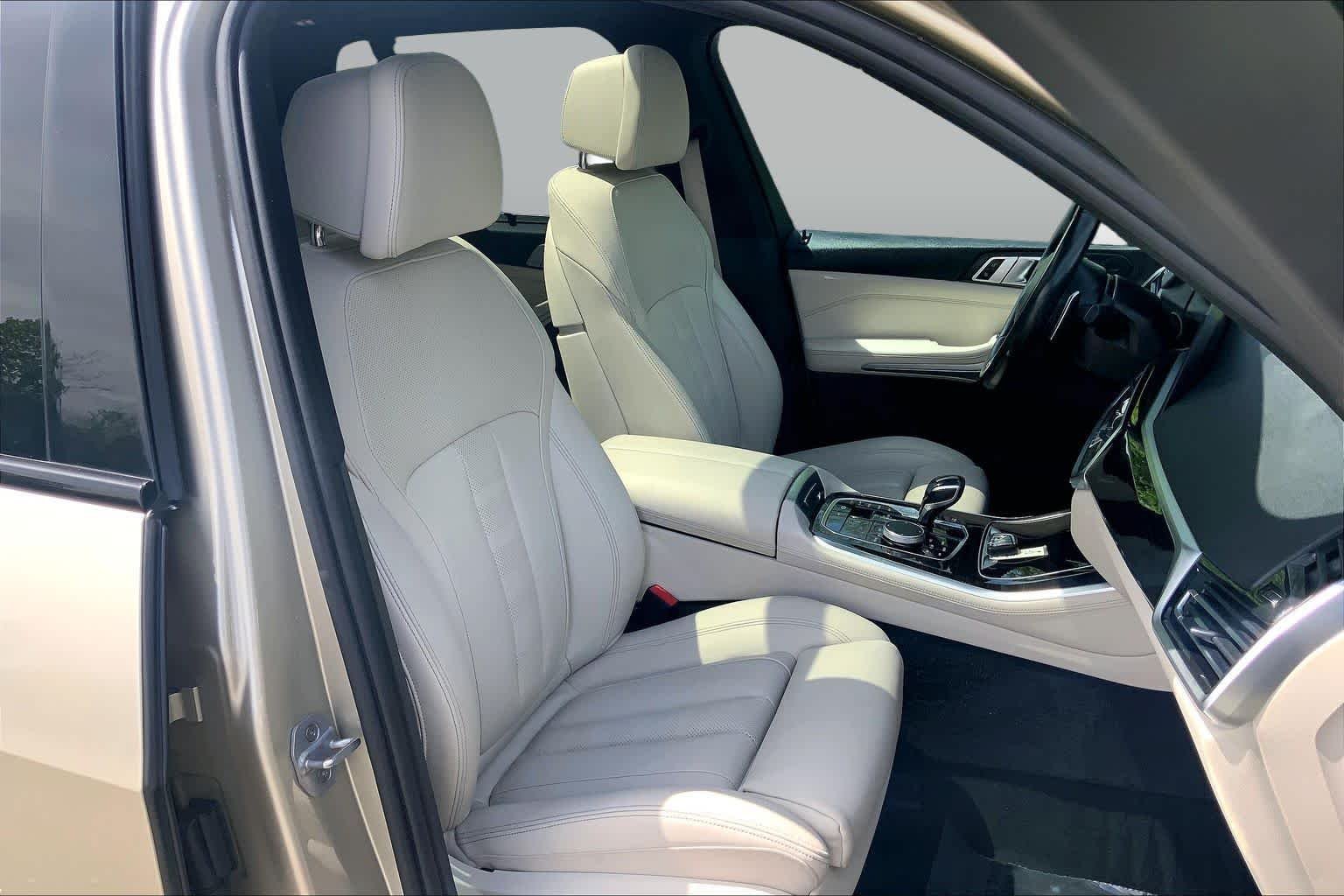 Used 2019 Sunstone Metallic BMW xDrive50i image 9