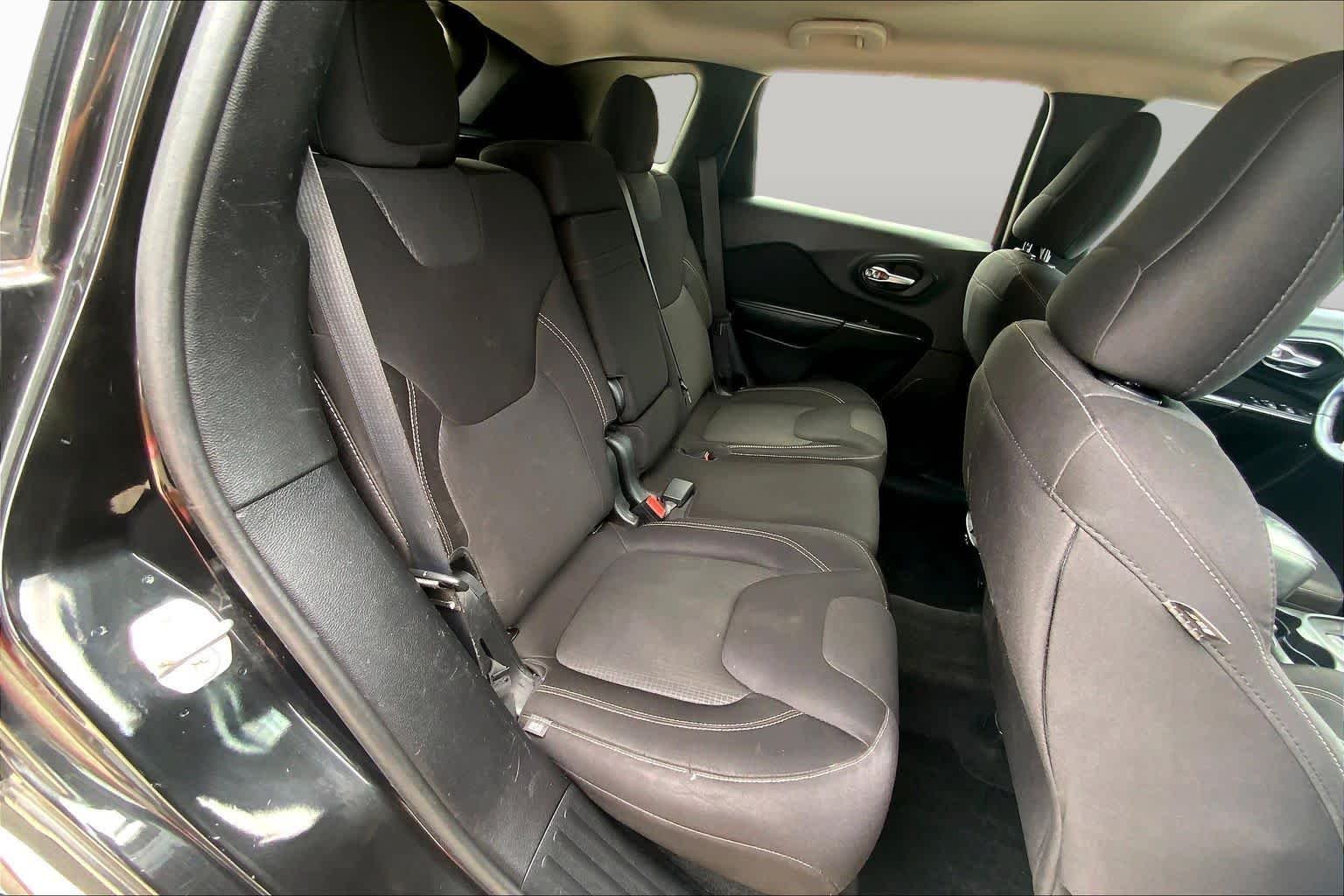 Used 2015 Brilliant Black Crystal Pearlcoat Jeep Latitude image 20