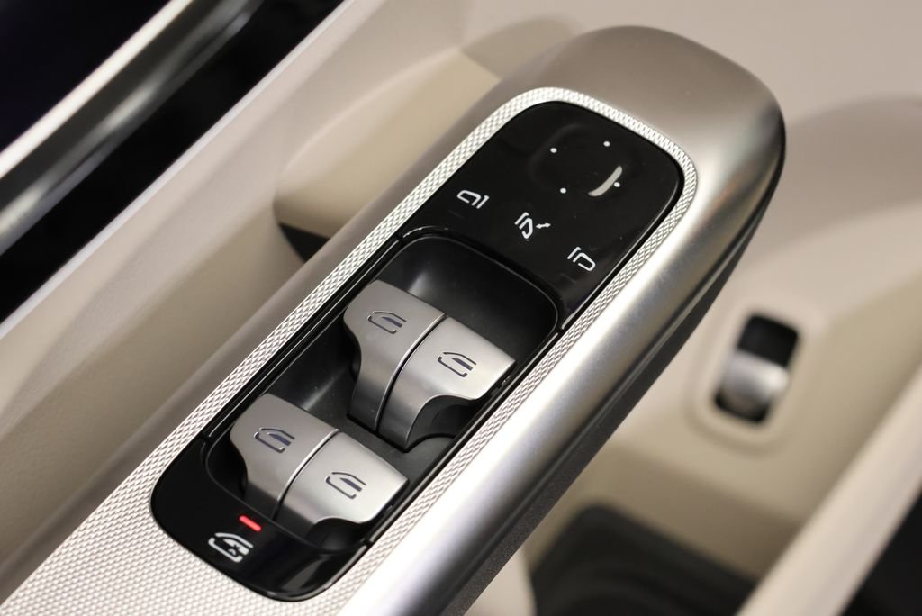 Used 2027  Mercedes-Benz GLC 300 image 32
