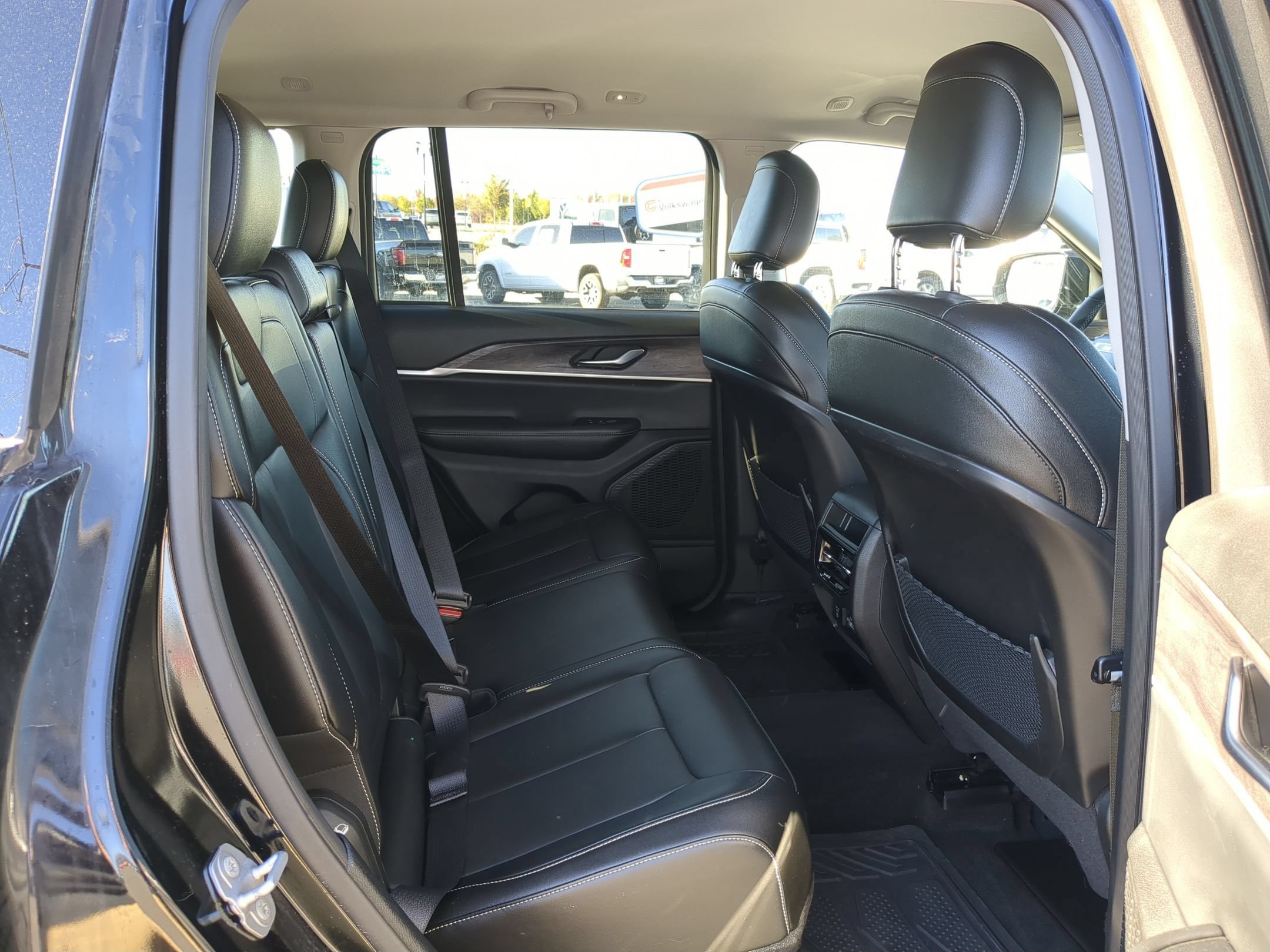 Used 2023 Diamond Black Crystal Pearlcoat Jeep Limited image 30