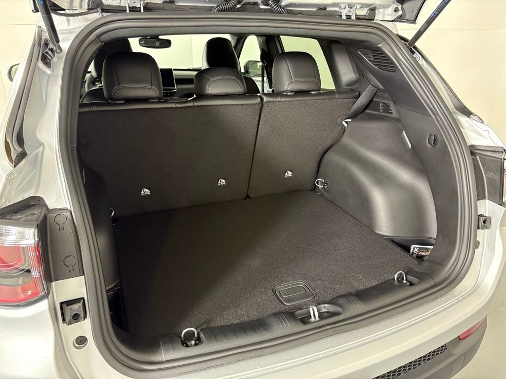 New 2026 Silver Zynith Metallic Clearcoat Jeep Latitude image 37