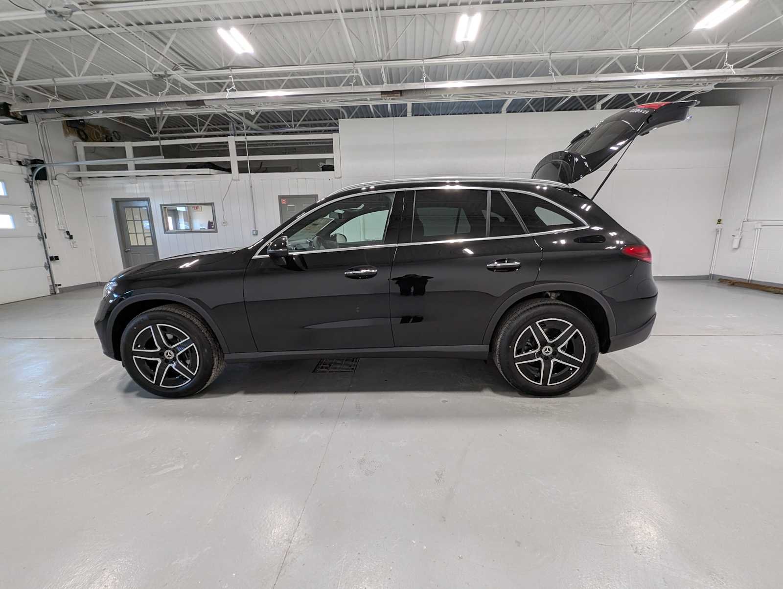 Used 2026 Obsidian Black Metallic Mercedes-Benz GLC 300 image 10
