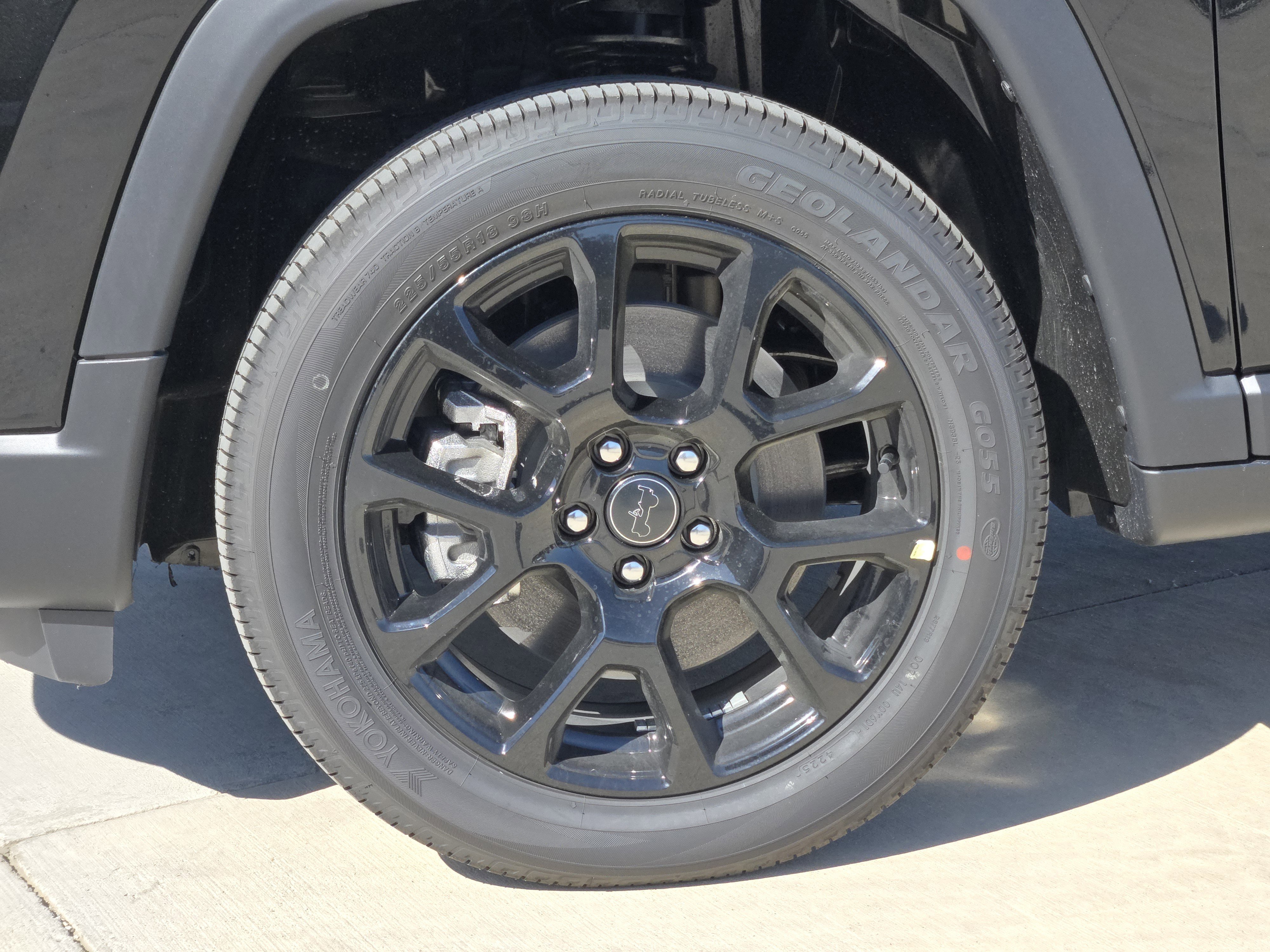 New 2026 Diamond Black Crystal Pearlcoat Jeep Latitude image 11