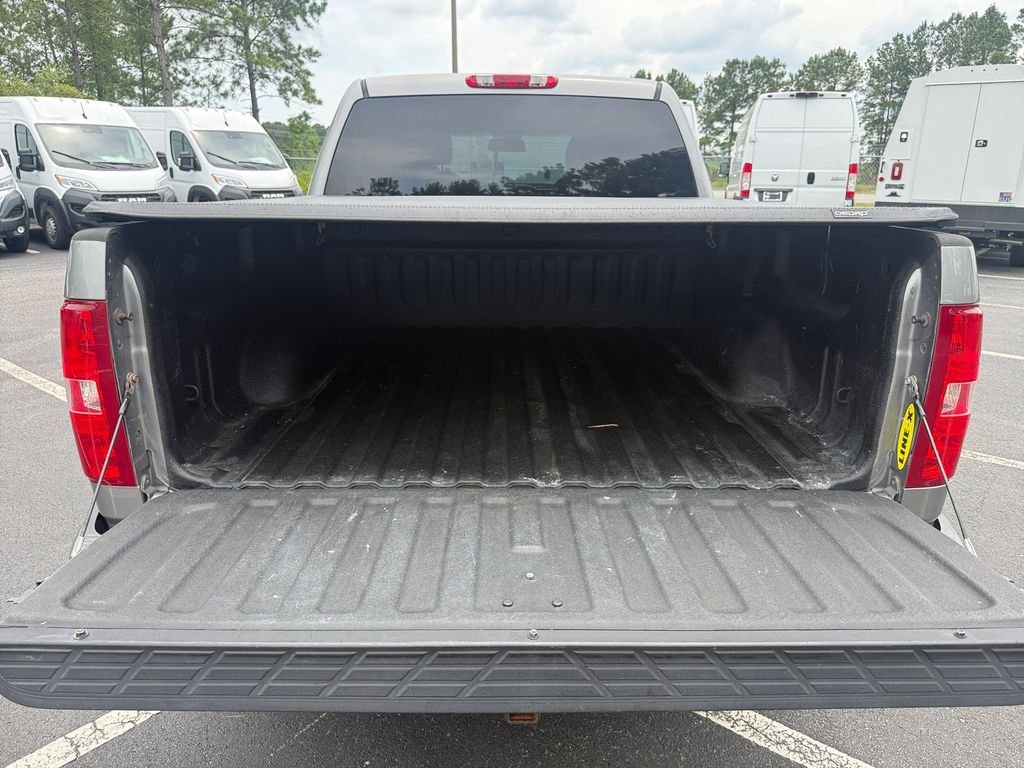 Used 2009 Gray Chevrolet 2HY image 28