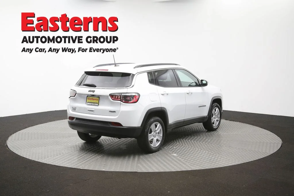 Used 2022 White Jeep Latitude image 40