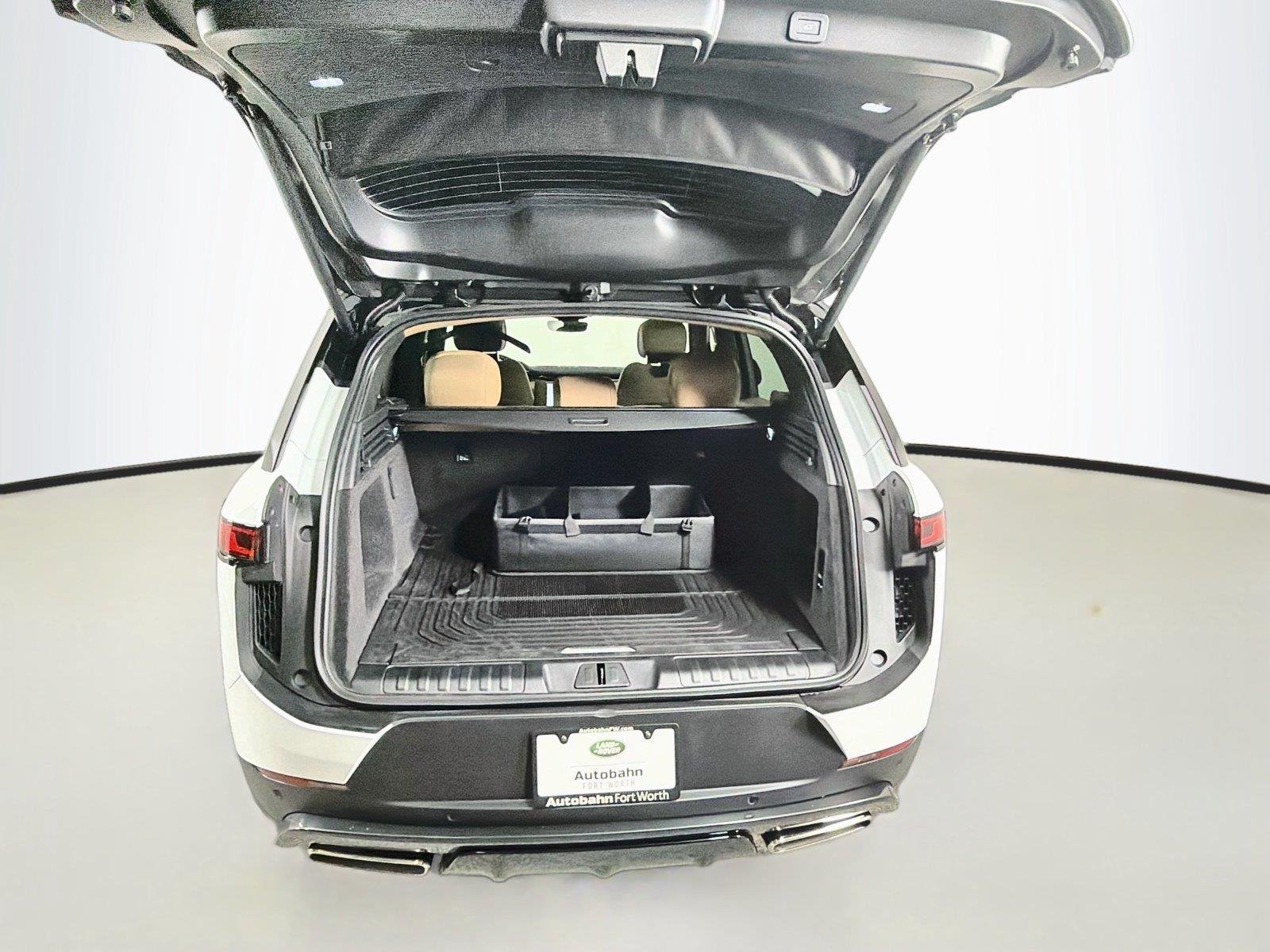 New 2026 Fuji White Land Rover SE image 27